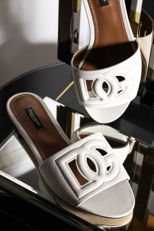 Dolce & Gabbana шлепанцы женские кожаные с тиснением логотипа бежевые 168382 - фото 2