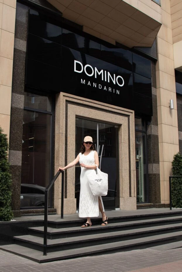 Платье миди без рукавов из хлопка с ажурной вязкой и разрезом сбоку
 - фото 2