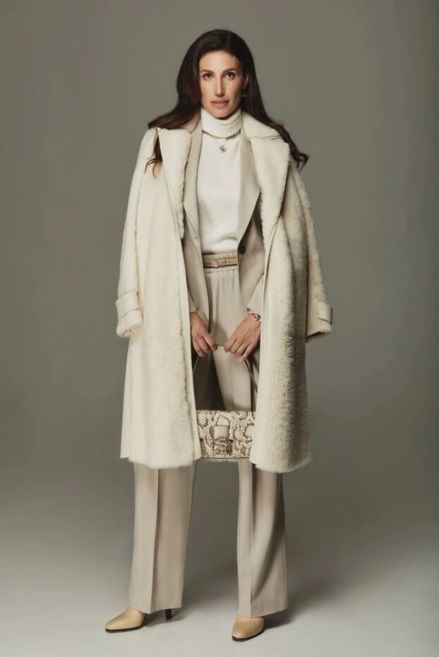 Loro Piana пальто-шуба женское молочного оттенка с ремнем на талии
 169640 - фото 2