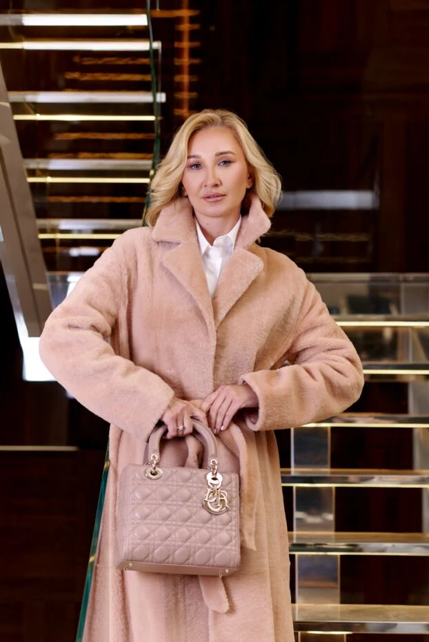 Табиғи жүннен жасалған жұмсақ құрылымы бар қызғылт түсті ұзын әйелдер пальтосы
 - фото 2