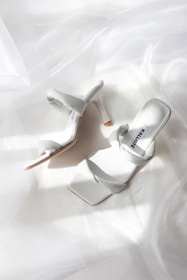 Мюли женские белые кожаные с логотипом на стельке - фото 2