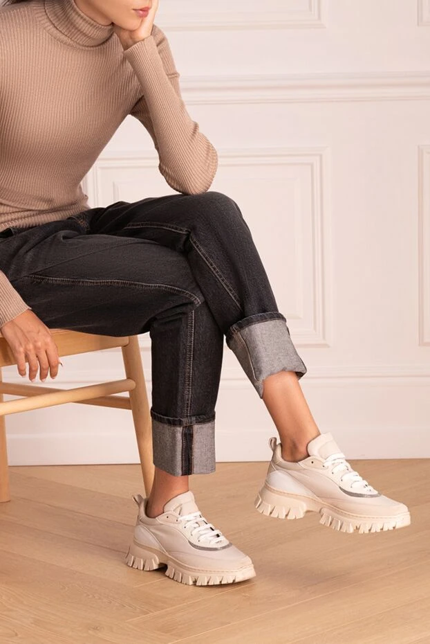 Кроссовки женские с сеткой и белыми шнурками бежевые - фото 2