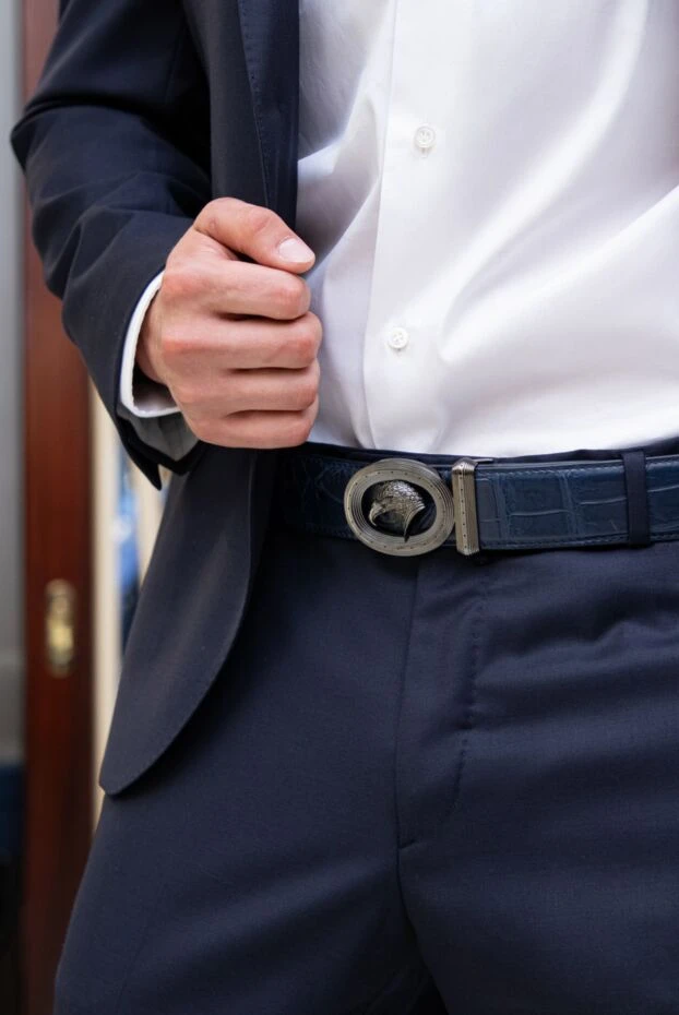 Мужской ремень из натуральной кожи крокодила синего цвета с пряжкой Eagle - фото 2