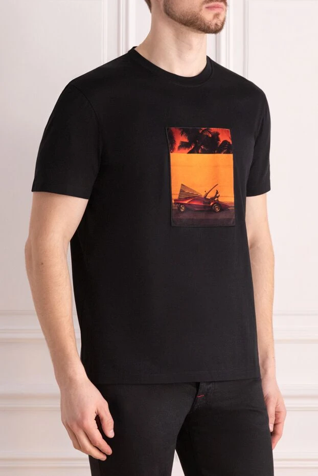 Limitato күн батқан аспан фонында көліктің фотоколлажы бар ерлерге арналған қара футболка
 170732 - фото 3