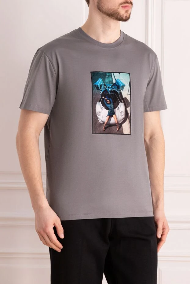 Limitato көліктің жанындағы керемет модельдің суреті бар ерлер сұр футболкасы
 170736 - фото 3