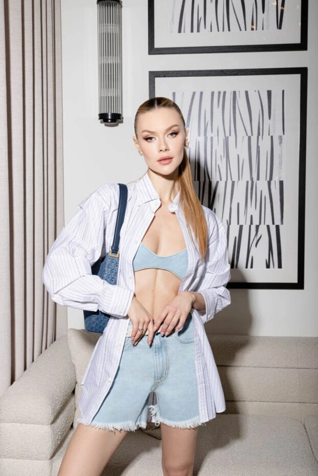 Magda Butrym стильный женский костюм голубой из хлопка и вискозы с укороченным лифом 170785 - фото 2