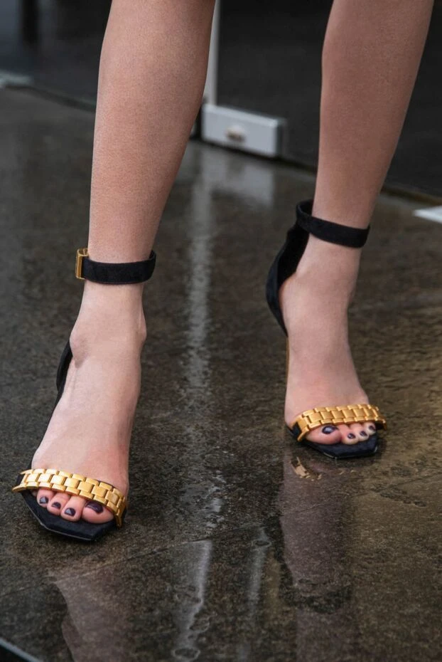 Balmain босоножки uma из черной замши с золотистым декором 170866 - фото 2