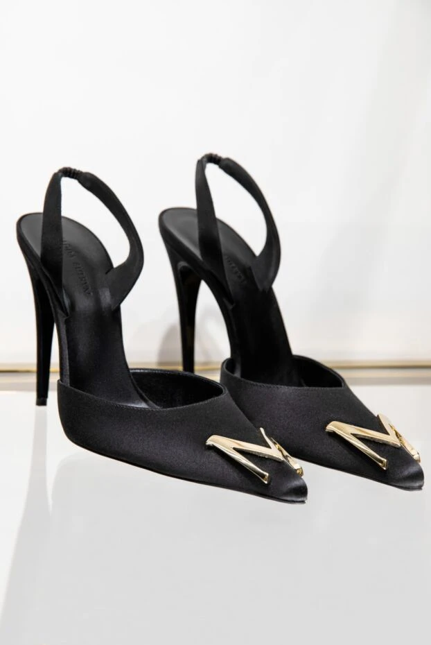 Magda Butrym туфли женские чёрные с позолоченным логотипом на носке 171603 - фото 2
