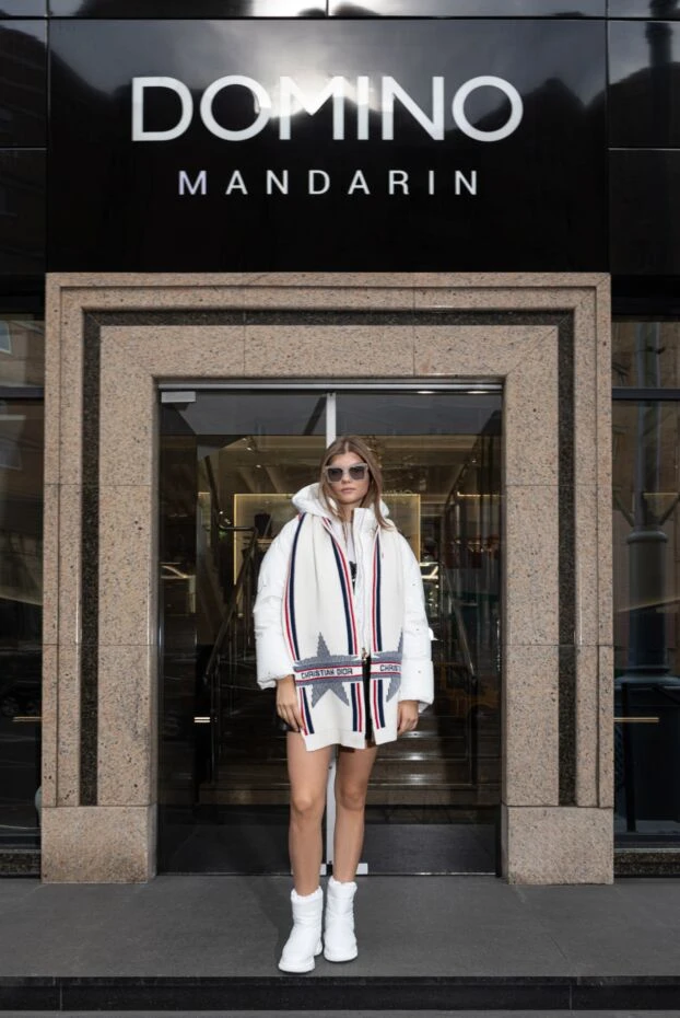 Valentino женский белый короткий пуховик с капюшоном и декоративными кристаллами
 171631 - фото 2