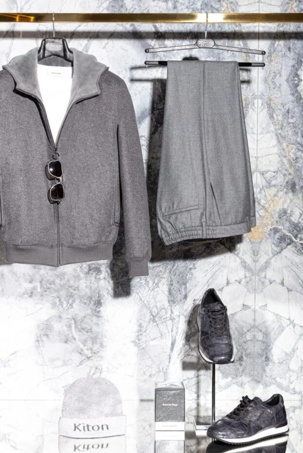 Мужские серые брюки из шерсти в классическом дизайне
- фото 2