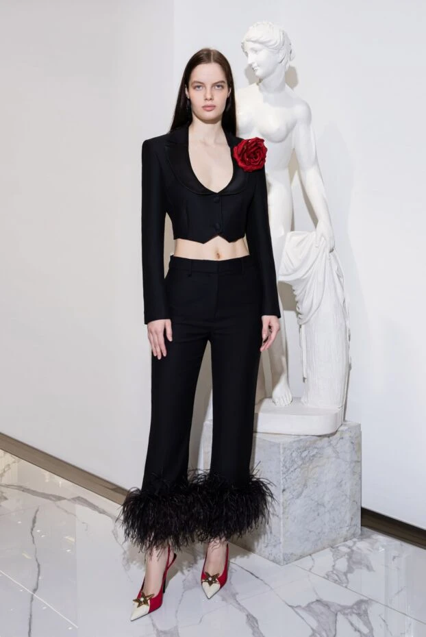 Magda Butrym костюм шерстяной женский черный укороченный жакет и брюки с перьями на манжетах 
 171904 - фото 2