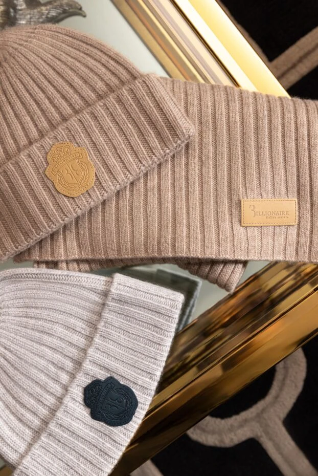 Billionaire кашемировая шапка светлого бежевого цвета с кожаной эмблемой
 171966 - фото 2