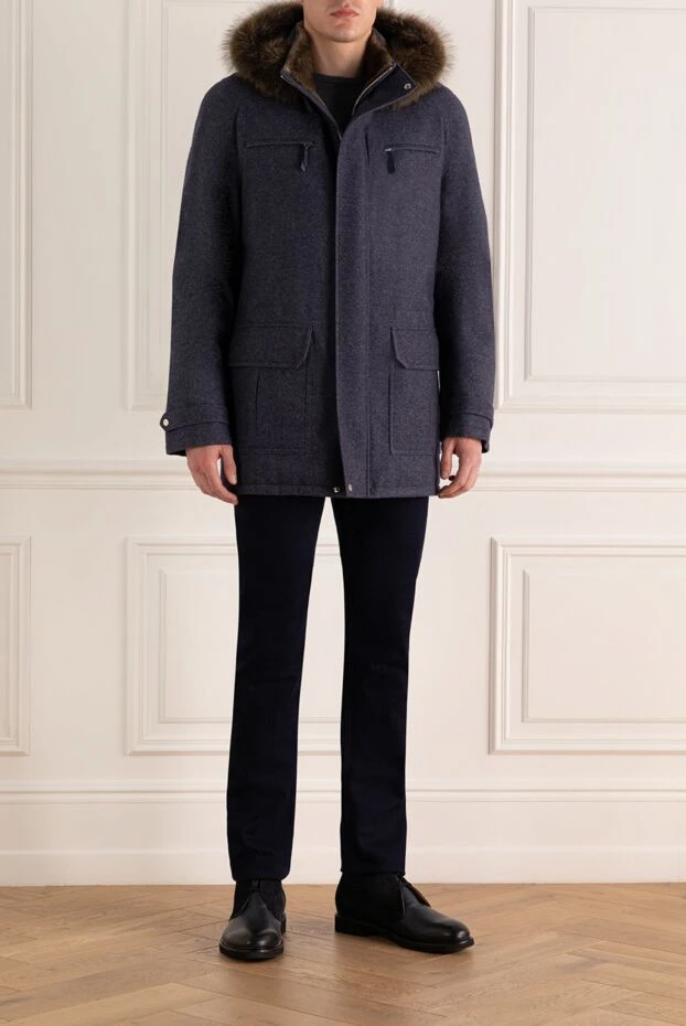 Пуховик мужской из кашемира с меховой отделкой капюшона и накладными карманами - фото 2