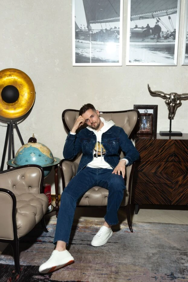 Кожаные сникеры в белом цвете с округлым мысом и гладкой подошвой

 - фото 2