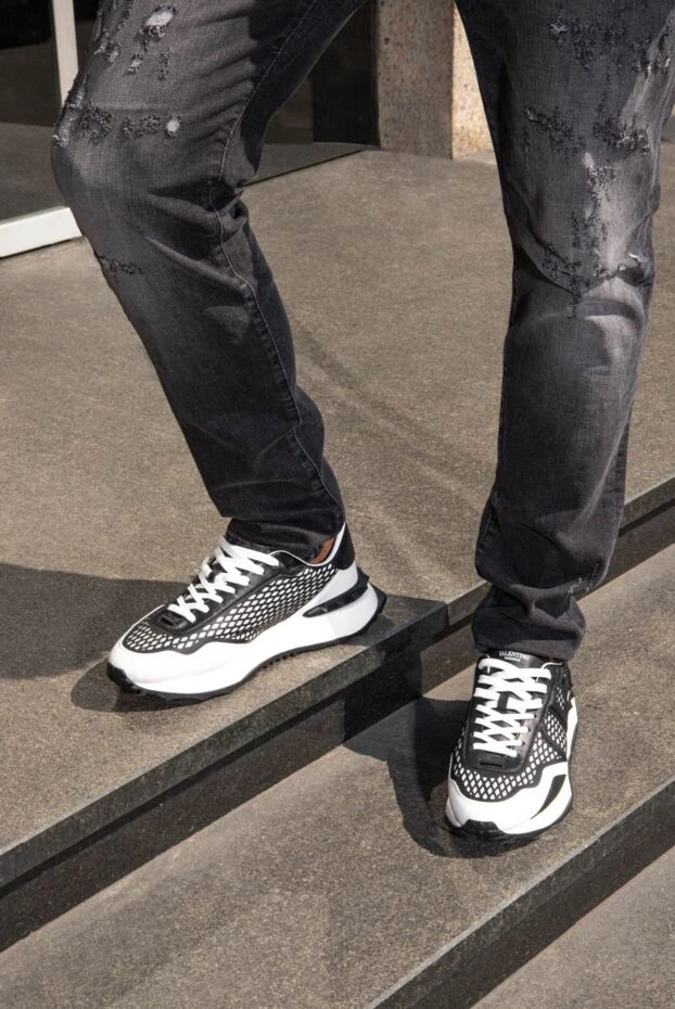 Valentino мужские белые кроссовки с контрастной сеткой и тиснёным логотипом
173167 - фото 2