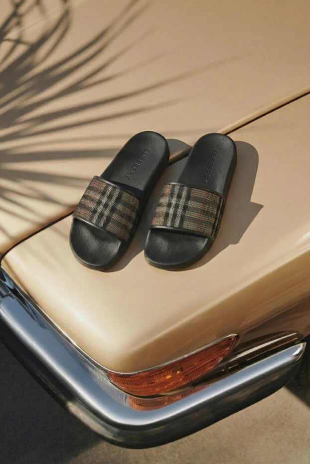 Burberry бежевый түсті кірістірумен ерлердің қара флип-флоптары 173362 - фото 2