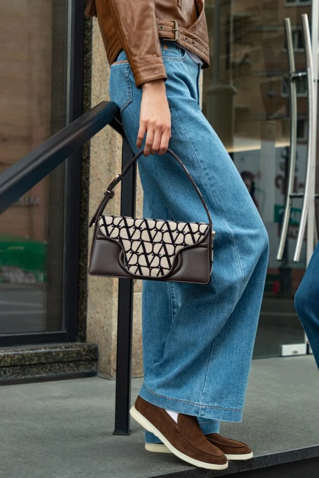 Широкие женские джинсы светло-синего цвета с высокой посадкой
 - фото 2