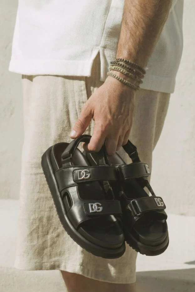 Ерлерге арналған қара былғары сандалдар логотипі бар - фото 2