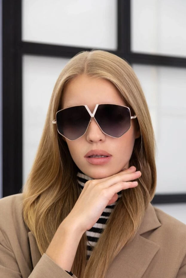 Valentino v-тәрізді дизайны бар әйелдерге арналған алтын түсті күннен қорғайтын көзілдірік 173883 - фото 3
