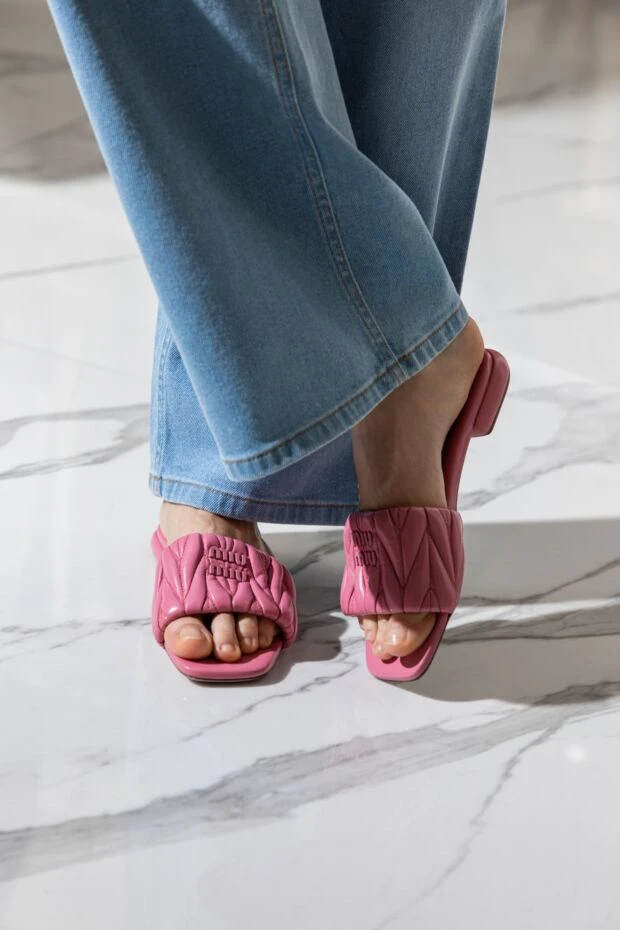 Miu Miu шлепанцы женские кожаные с фактурной поверхностью и логотипом розовые 174201 - фото 2