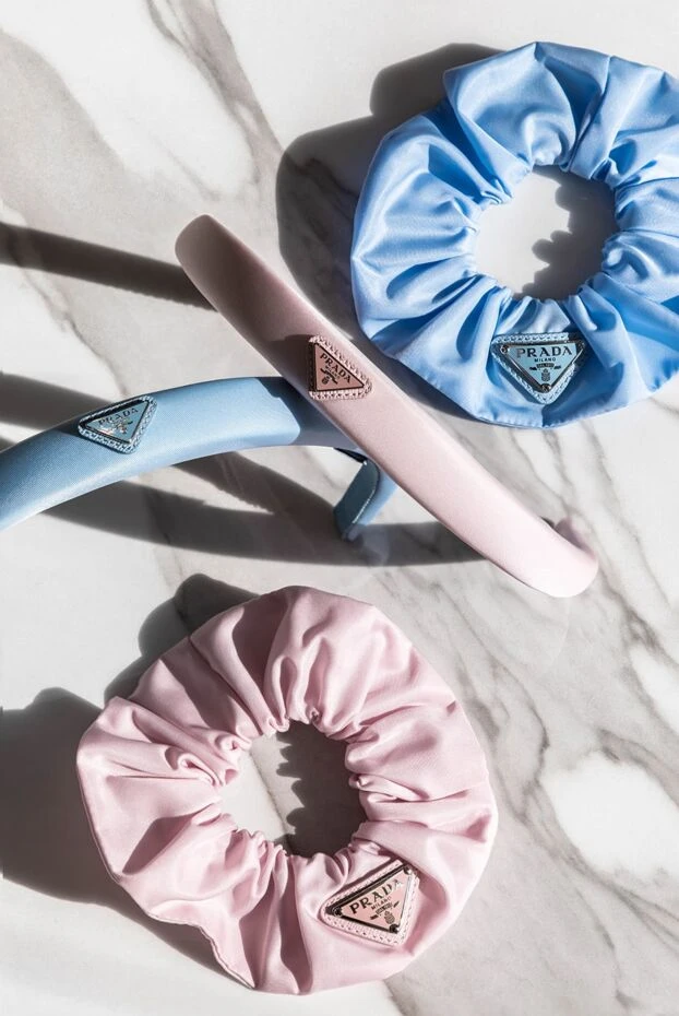 Prada резинка для волос женская голубая с нашивкой логотипа 174240 - фото 2
