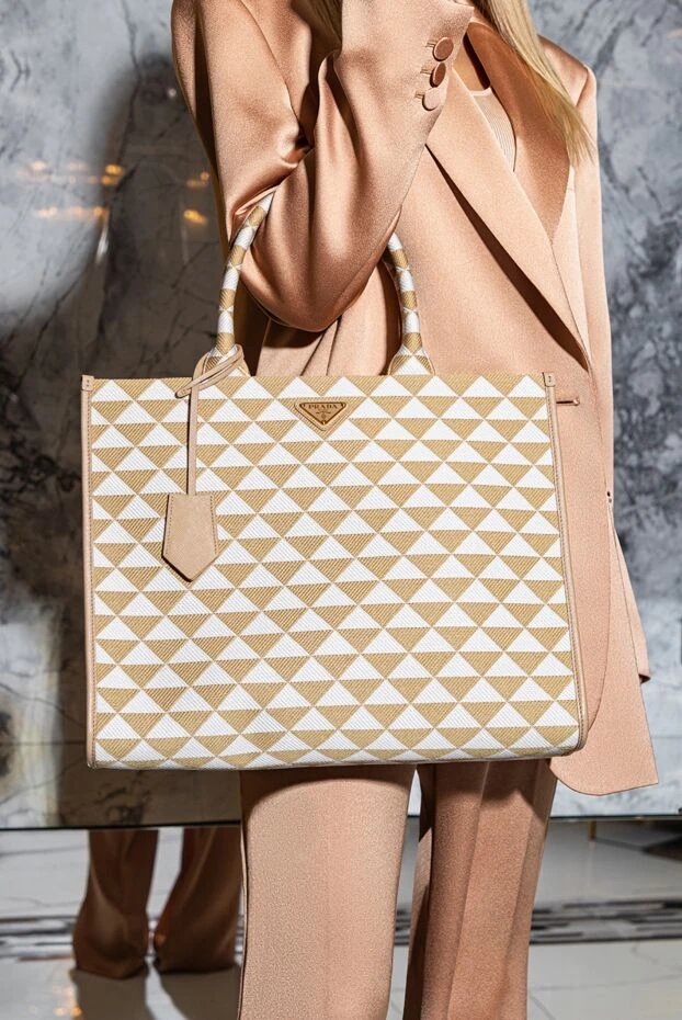 Prada сумка женская из текстиля бежевая в геометрический узор 174244 - фото 2