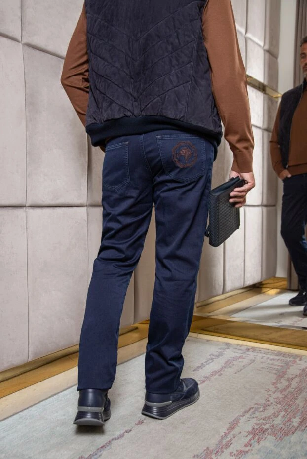 Stefano Ricci мужские джинсы темно синего цвета с декоративной эмблемой 174373 - фото 2