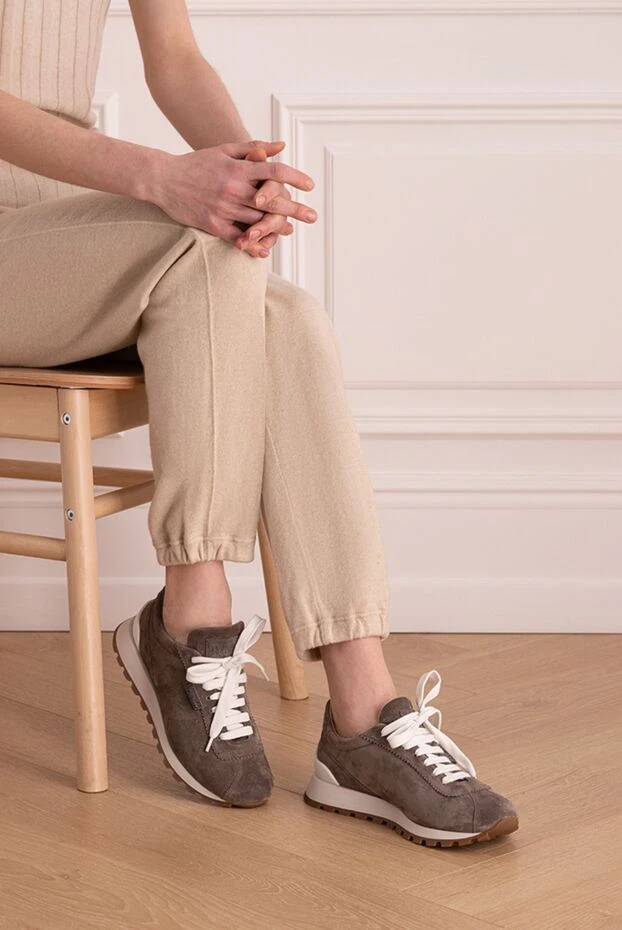 Brunello Cucinelli кроссовки женские замшевые с белыми шнурками коричневые 174567 - фото 2