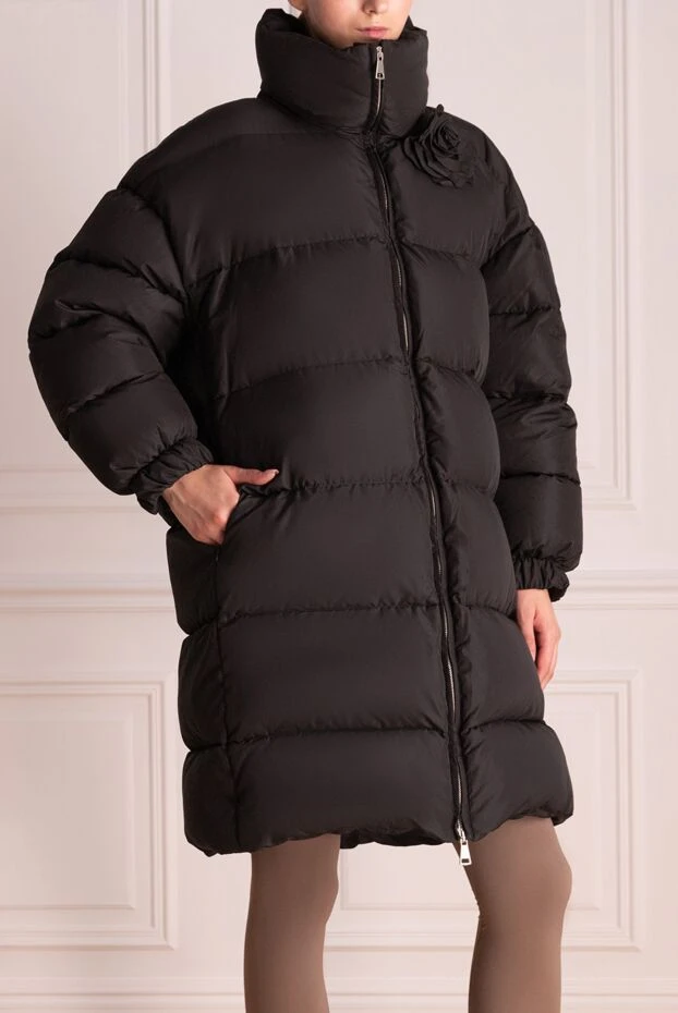 Giuseppe Di Morabito женский пуховик черный с объемным воротником и цветочной аппликацией
 174718 - фото 3