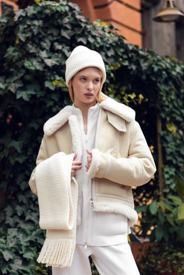 Женская дубленка короткая бежевая с меховым воротником
 - фото 2