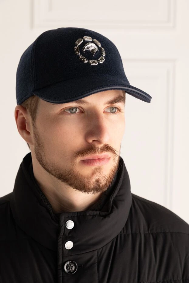 Кепка из кашемира темно синяя с металлической эмблемой орла
- фото 2