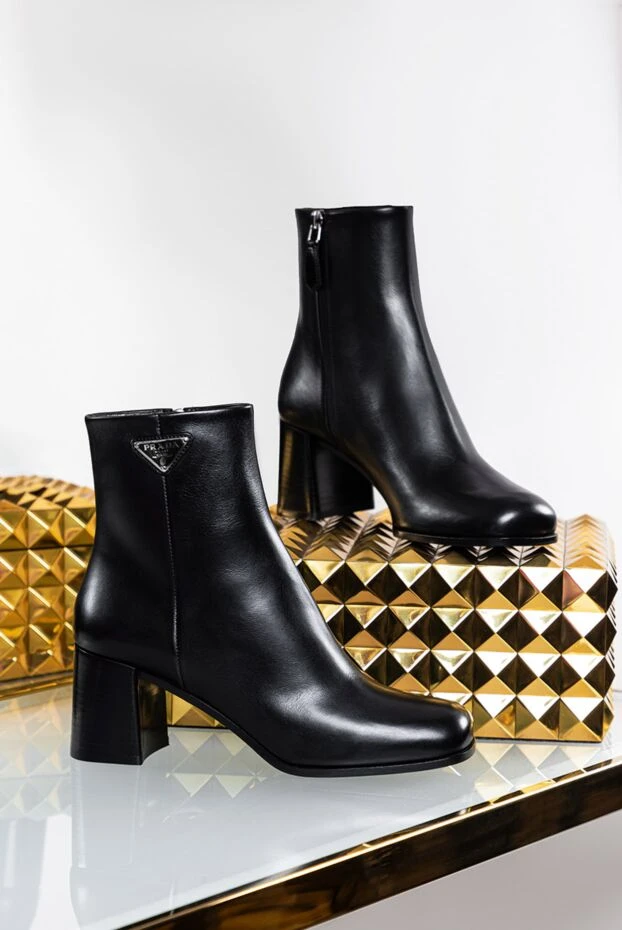 Prada ботильоны кожаные черные декорированные логотипом на высоком каблуке женские 175140 - фото 2