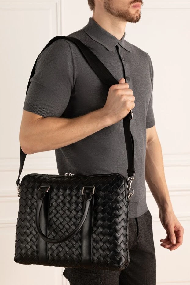 Bottega Veneta man shoulder bag made of genuine leather black купить с ценами и фото 175230 - photo 2