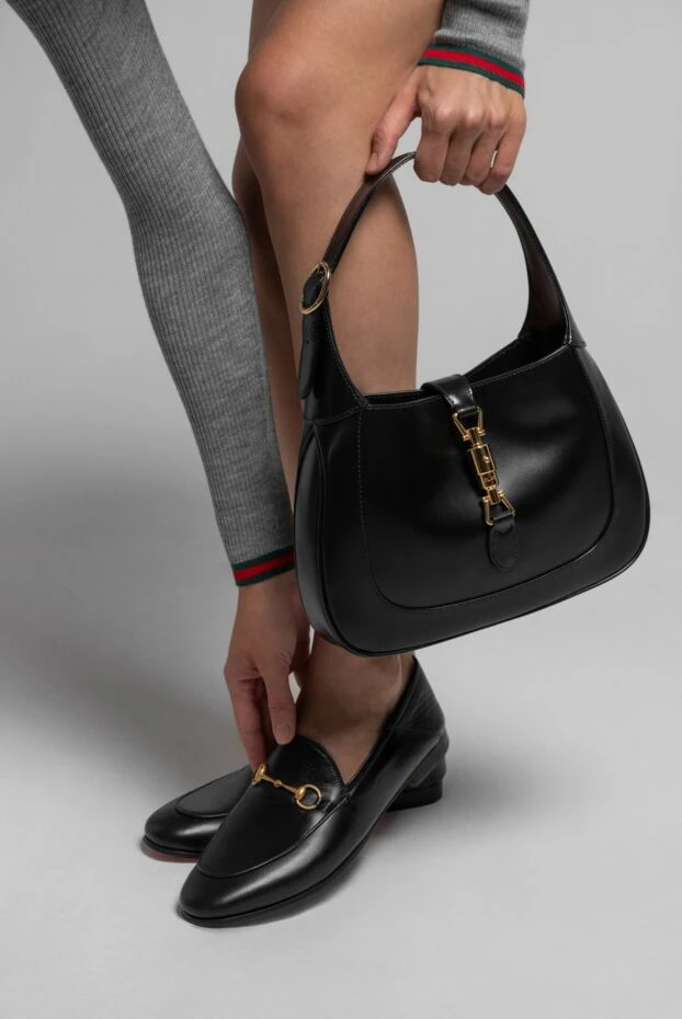 Gucci черные женские кожаные лоферы с золотистой пряжкой-уздечкой
 175327 - фото 2