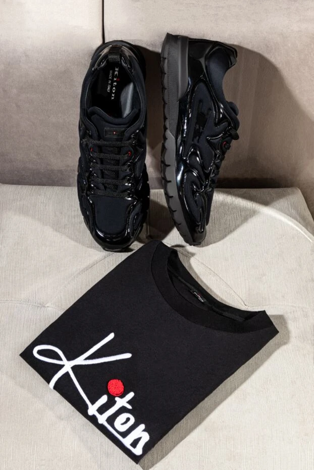 Kiton бүйірінде жылтыр қабаты және логотипі бар қара ерлер кроссовкасы

 175577 - фото 2