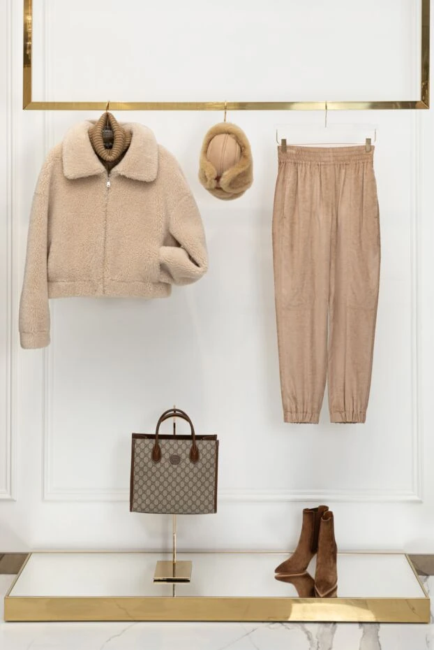 Insulated hat with earflaps made of beige leather with sheepskin for women - photo 2