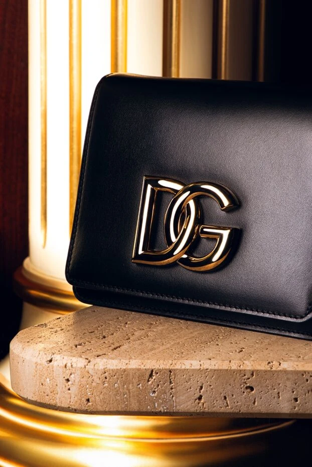 Мини сумка из чёрной кожи с золотистым логотипом DG
 - фото 2