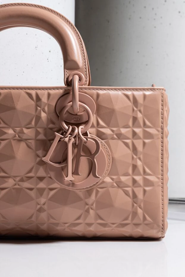 Dior бежевая кожаная сумка с геометрическим тиснением и декоративным брелоком 
 176339 - фото 2