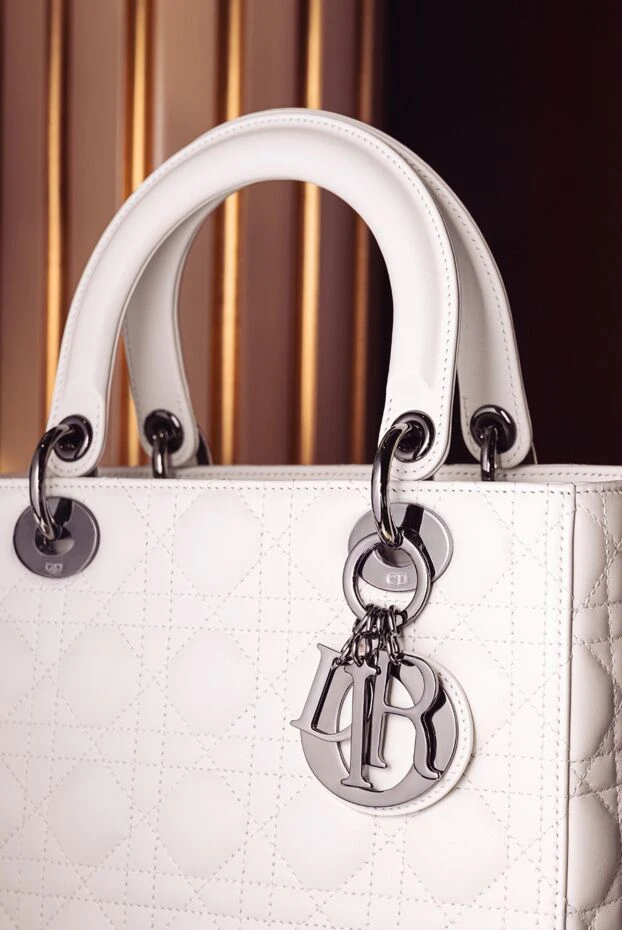 Орташа ақ түсті шынайы былғарыдан жасалған әйелдер сөмкесі - фото 2