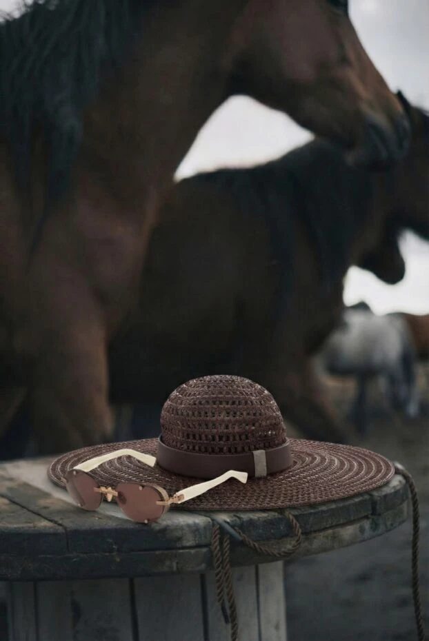 Wide Brim Hat in Woven Raffia in Chocolate - photo 2