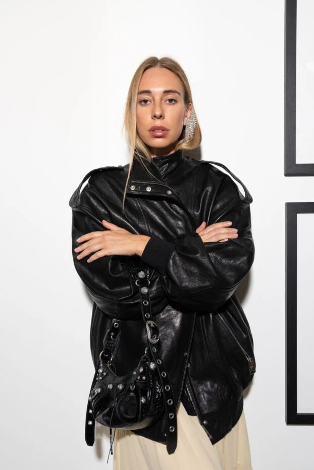 Khaite черная куртка бомбер из кожи на кнопках с объемными рукавами
 176790 - фото 3