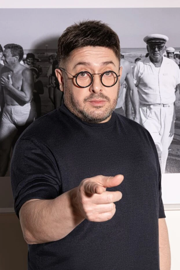 Cesare di Napoli мужской джемпер серо-синего цвета с коротким рукавом из мягкого лёгкого полотна 176941 - фото 2