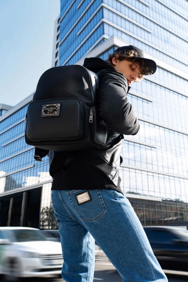 Dolce & Gabbana мужские джинсы синего цвета из плотного денима с фирменной металлической пластиной 177793 - фото 2