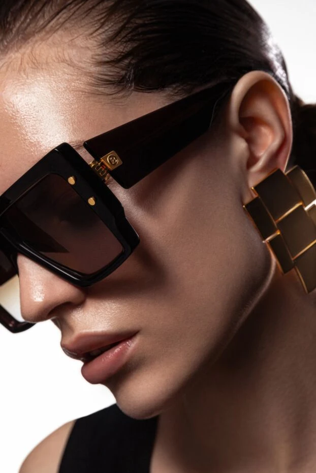 Қара жақтаулары мен алтын екпіні бар әйелдер күннен қорғайтын көзілдірік
- фото 2