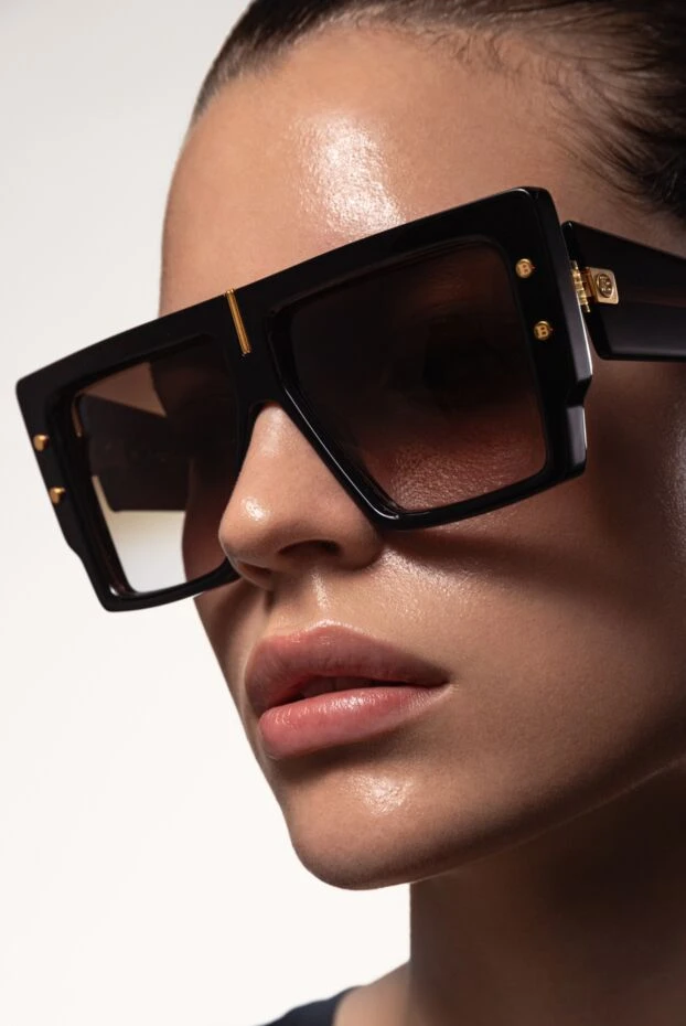 Balmain женские солнцезащитные очки в черной оправе с золотыми акцентами
 178636 - фото 3