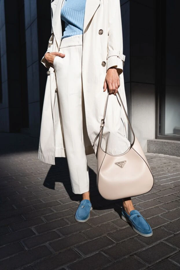 Prada бежевая кожаная сумка-хобо с контрастной окантовкой и регулируемым ремнем 178678 - фото 3