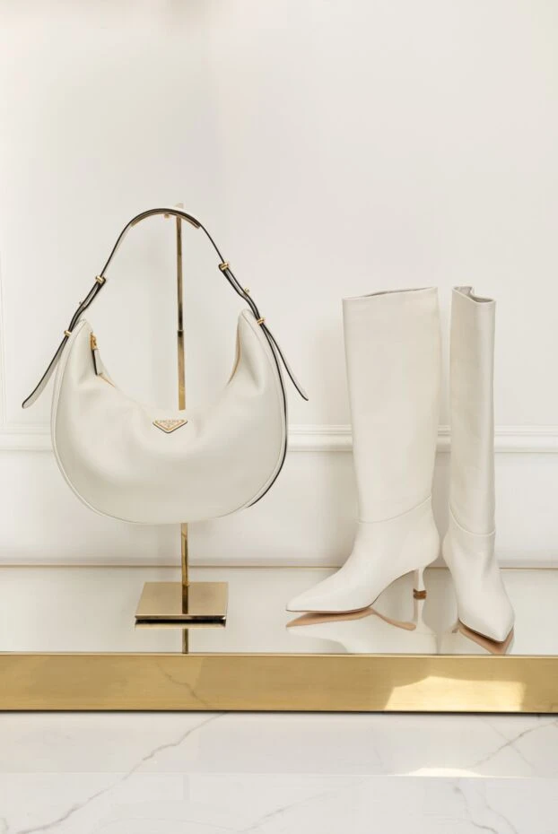 Prada белая кожаная сумка полумесяц с регулируемым плечевым ремнем 178690 - фото 2