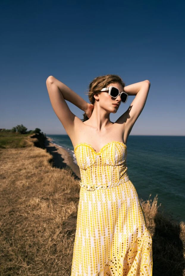 Miu Miu очки женские белые с массивной оправой и золотым декором
 178799 - фото 2