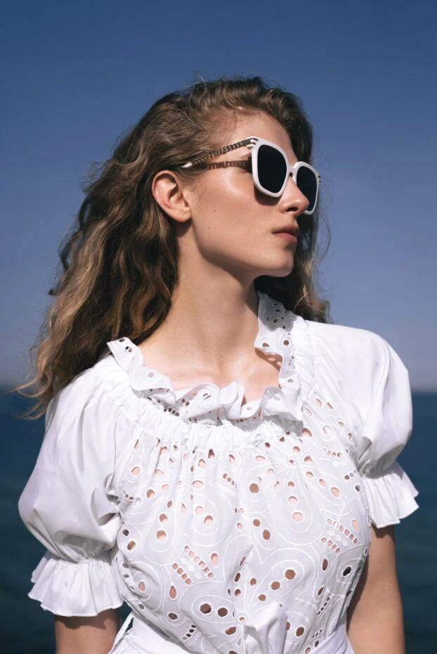 Miu Miu женские белые солнцезащитные очки из пластика 178800 - фото 3