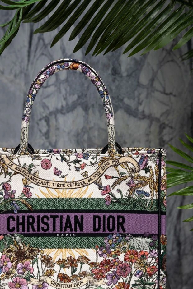 Dior женская фиолетовая cумка book tote 
с цветочной вышивкой 179193 - фото 2